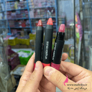 رژلب کریستالی پیچی Lustrous Shine سونیا کاشوک درخشان کننده و جذابیت بخش ضد حساسیت کمک به برطرف کردن خشکی نرم کننده خیره کننده بافت نرم بدون پخش شدن در اطراف لب پیگمنت رنگی بالا رنگ‌های زیبا و شیک ماندگاری بالا فرمولاسیون ملایم