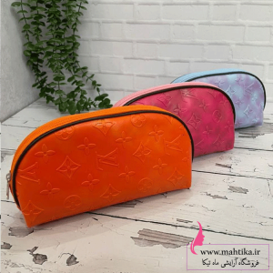 عمده ماهتیکا اولین وب سایت تخصصی فروش عمده کیف آرایشی در بازار تهران کیف ورنی طرح ویکتوریا راسته فروش کیف آرایشی تهران مدل ویکتوریا : آرایشی عمده ماهتیکا مرکز پخش و فروش عمده لوازم آرایشی بهداشتی در بازار بزرگ تهران، واردکننده برند های محبوب و اورجینال آرایشی بهداشتی چون گارنیر ،سیمپل،گابرینی،نوترژینا،وارد کننده محصولات آرایشی فانتزی چینی و کره ای ارسال به سراسر ایران با سیتم پست، تیپاکس،چاپار و باربری، ارسال مرسوله به عراق، ترکیه و افغانستان. برای مشاهده محصلات آرایشی فانتزی و عمده اینجا را کلیک کنید. برای مشاهده محصولات آرایشی در حراج اینجا را کلیک کنید. برای مشاهده لوازم آرایشی عمده اورجینال اینجا را کلیک کنید. پیج محصولات مای تهران در اینستاگرم . پیج تلگرام محصولات مای عمده .کانال روبیکا پخش لوازم آرایشی