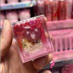 بالم رژ فانتزی طرح کیک توت‌فرنگی | ۶ رنگ مات و بسته‌بندی یونیک: