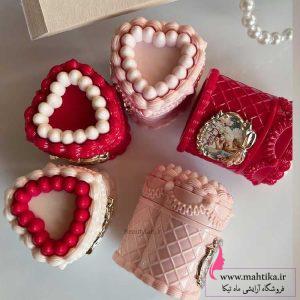 بالم رژ فانتزی طرح کیک توت‌فرنگی | ۶ رنگ مات و بسته‌بندی یونیک: