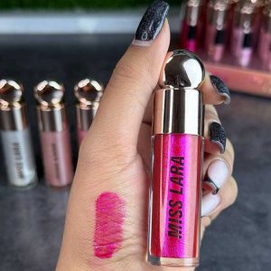 💄✨ لیپ گلاس Miss Lara – درخشش حرفه‌ای لب‌ها ✨💄 : با لیپ گلاس‌های جذاب Miss Lara، لب‌هات همیشه براق، خوش‌رنگ و خواستنی دیده می‌شن 😍 این محصول با فرمول سبک و جلوه شاین، انتخابی عالی برای آرایش روزانه و مهمانیه. 🔹 مشخصات محصول: • جلوه: شاین و براق • بافت: نرم، سبک و غیرچسبناک • پوشش: شفاف تا نیمه‌رنگی (بسته به شماره) • ماندگاری: مناسب استفاده روزمره • اپلیکاتور: نرم و روان برای پخش یکنواخت • مناسب برای: استفاده تکی یا روی رژ لب 🌈 تنوع رنگی بالا از نودهای ملایم تا صورتی و شاین‌های درخشان — برای هر سلیقه‌ای یک انتخاب هست. 💡 مزایا: ✅ لب‌ها را حجیم‌تر نشان می‌دهد ✅ ایجاد درخشندگی فوری ✅ مناسب کیف آرایش روزانه ✅ قابل استفاده روی رژ مات برای فینیش گلاسی 📦 آماده ارسال به سراسر کشور 📩 برای استعلام قیمت و سفارش در تلگرام یا دایرکت پیام بده #لیپ_گلاس #MissLara #برق_لب #آرایش_لب #لوازم_آرایشی #خرید_آنلاین #شاین_لب اگر بخوای، می‌تونم نسخه کپشن کوتاه فروش فوری یا متن رسمی سایت هم برات بنویسم. را با قیمت عمده و امکان خرید به تعداد کم برای شما فراهم نماید. خرید عمده آرایشی به قیمت دبی و گناوه در بازار تهران.  کانال تلگرام محصولات آرایشی عمده ماه تیکا و پیج لوازم آرایشی فانتزی کره ای ماه تیکا سر بزنید ..